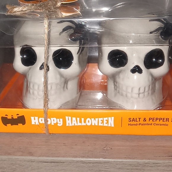 Spooky Skull Salt and Pepper Shaker Set - Picture 2 of 4